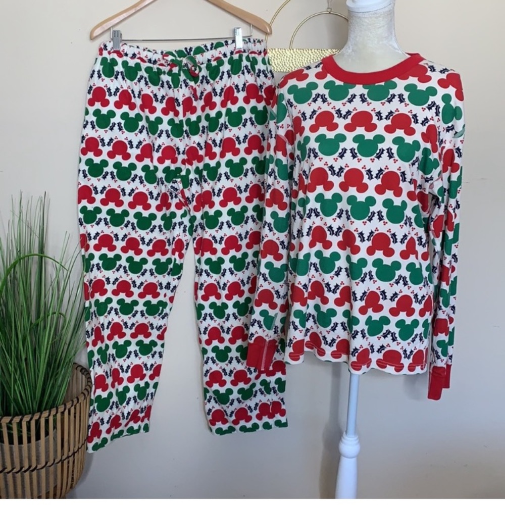 NWT Hanna Andersson Disney Christmas pajamas